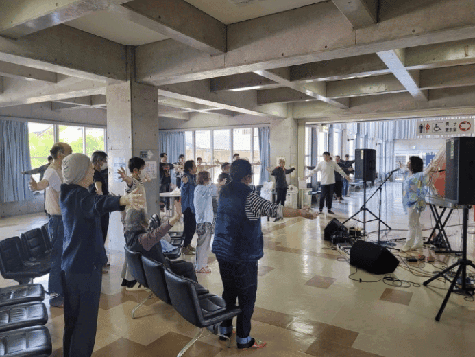 七尾市体育館避難所でのボイトレ歌声コンサート